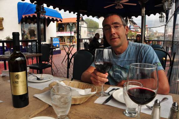 Tomando um bom vinho mexicano em Enseñada, na Baja California, no México